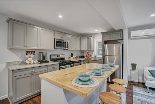 Chic, Cozy, Newly-Remodeled Cottage with Deck