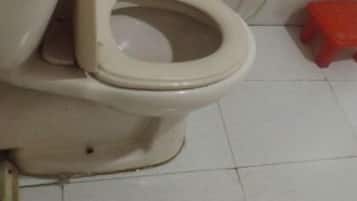 Standard Apartment | Bathroom | Shower, free toiletries, towels