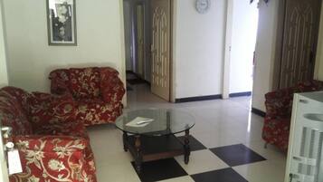 Leilighet – standard | Oppholdsområde | En 32-tommers LED-TV med kabel-kanaler samt TV