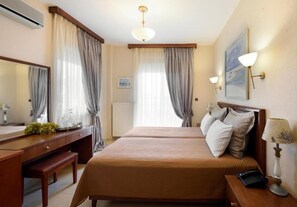 1 Schlafzimmer, Zimmersafe, Schreibtisch, Bügeleisen/Bügelbrett
