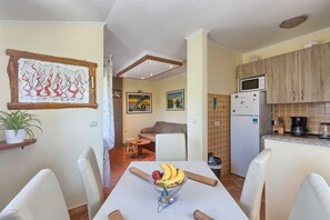 Um espaço compacto com área de refeições, cozinha e sala de estar.
