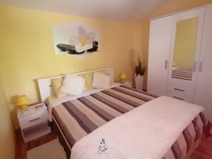 2 bedrooms, iron/ironing board, travel crib, bed sheets - Cozy villa with pool surrounded by nature (Gologoricki dol)