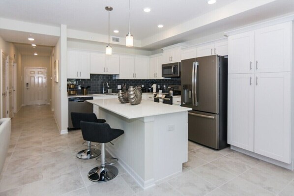 Refrigerador, microondas, horno y parrilla de estufa 