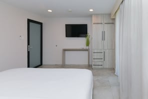 1 bedroom, in-room safe, iron/ironing board, WiFi (surcharge)