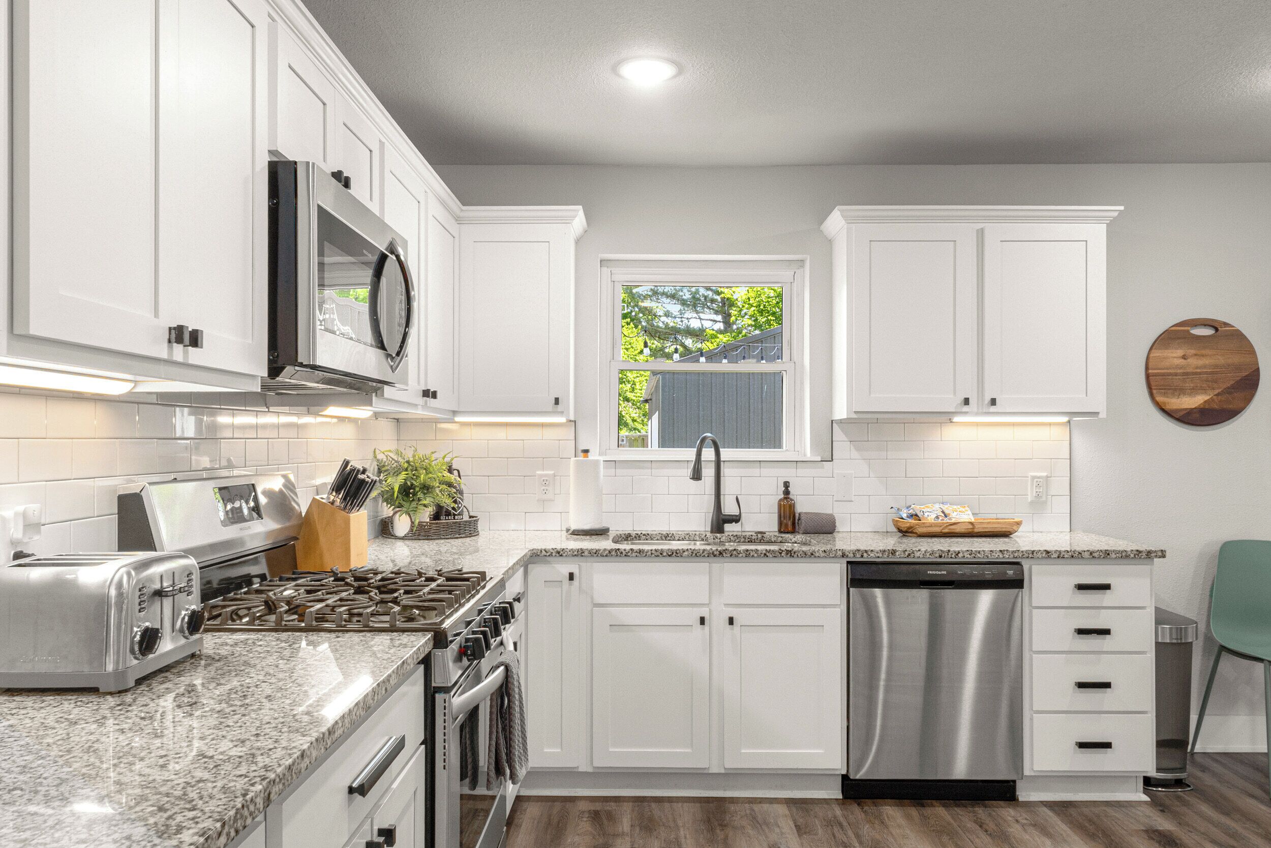 Kahvin-/teenkeitin, jääkaappi, mikroaaltouuni, uuni