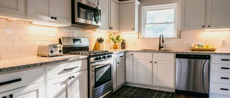 ثلاجة، ميكروويف، فرن، موقد طهي مسطح