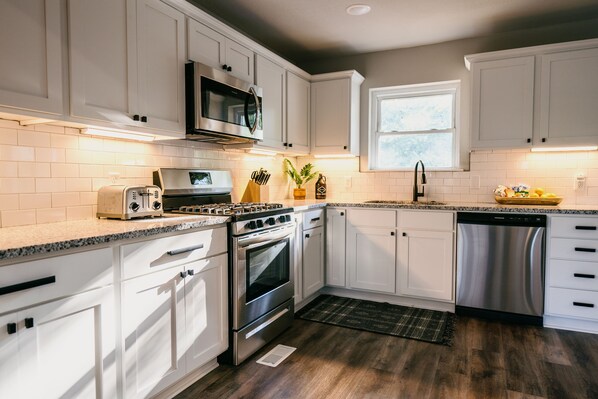 Fridge, microwave, oven, stovetop - Best of Bentonville! Bike to Coler/DWTN Square - Early check-in! (Bentonville)