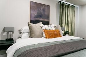 4 bedrooms, desk, travel crib, free WiFi - Best of Bentonville! Bike to Coler/DWTN Square - Early check-in! (Bentonville)