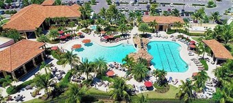 Bonita National Golf & Country Club: 2 bed/2 bath + den. Resort amenities. 