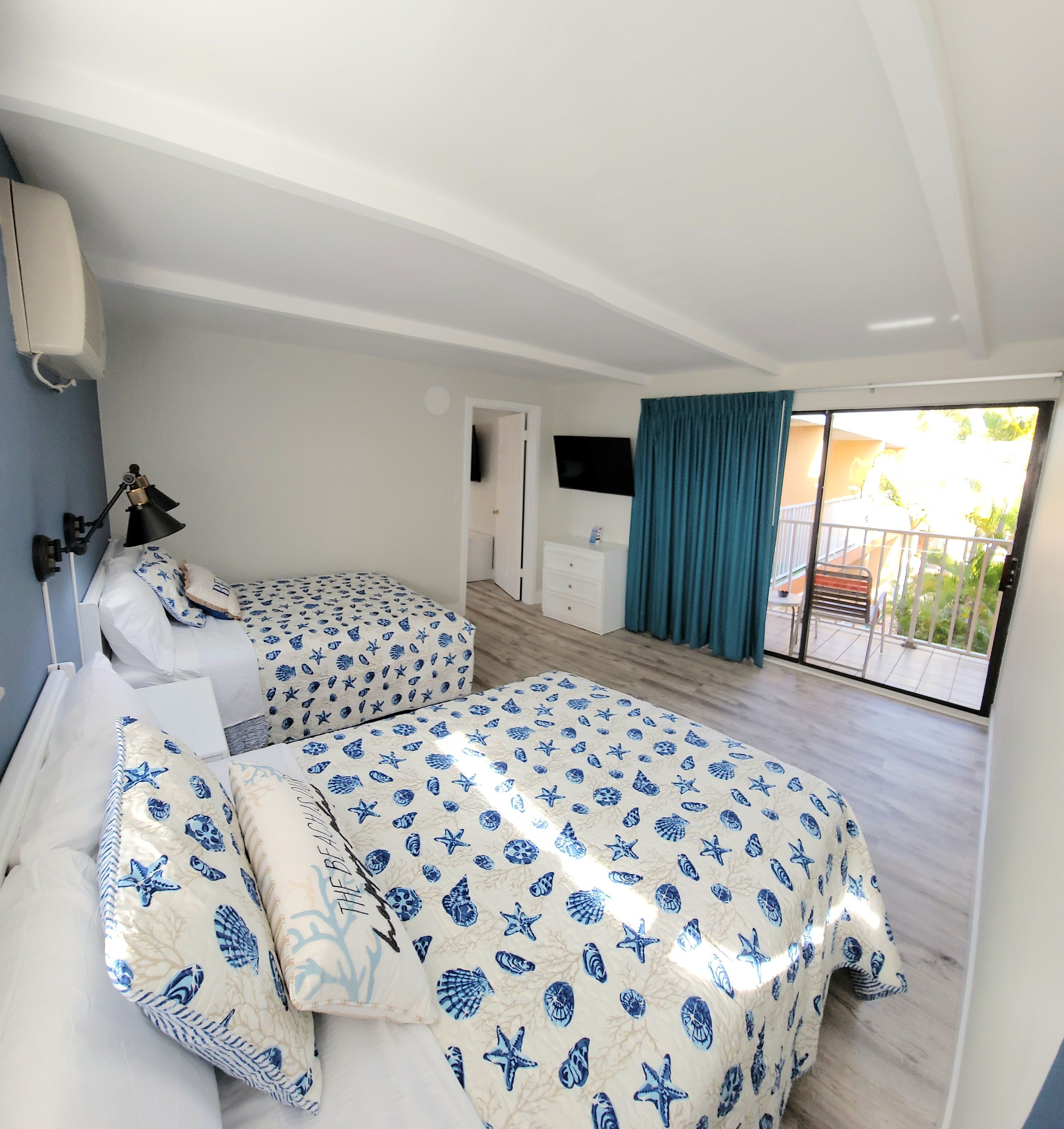 1 habitación, tabla de planchar con plancha y ropa de cama 