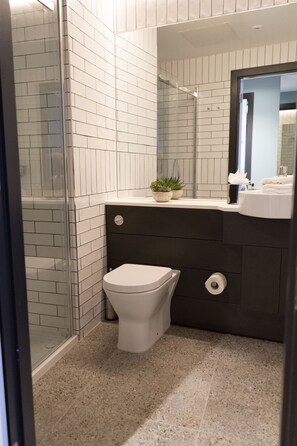 Douche, serviettes fournies