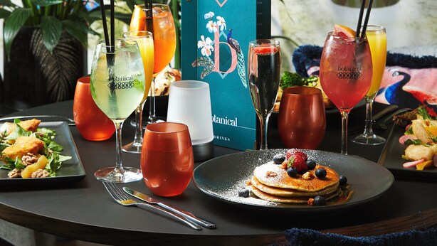 A table with various drinks, a menu, and a plate of food. - Dublin One Hotel (Dublin)