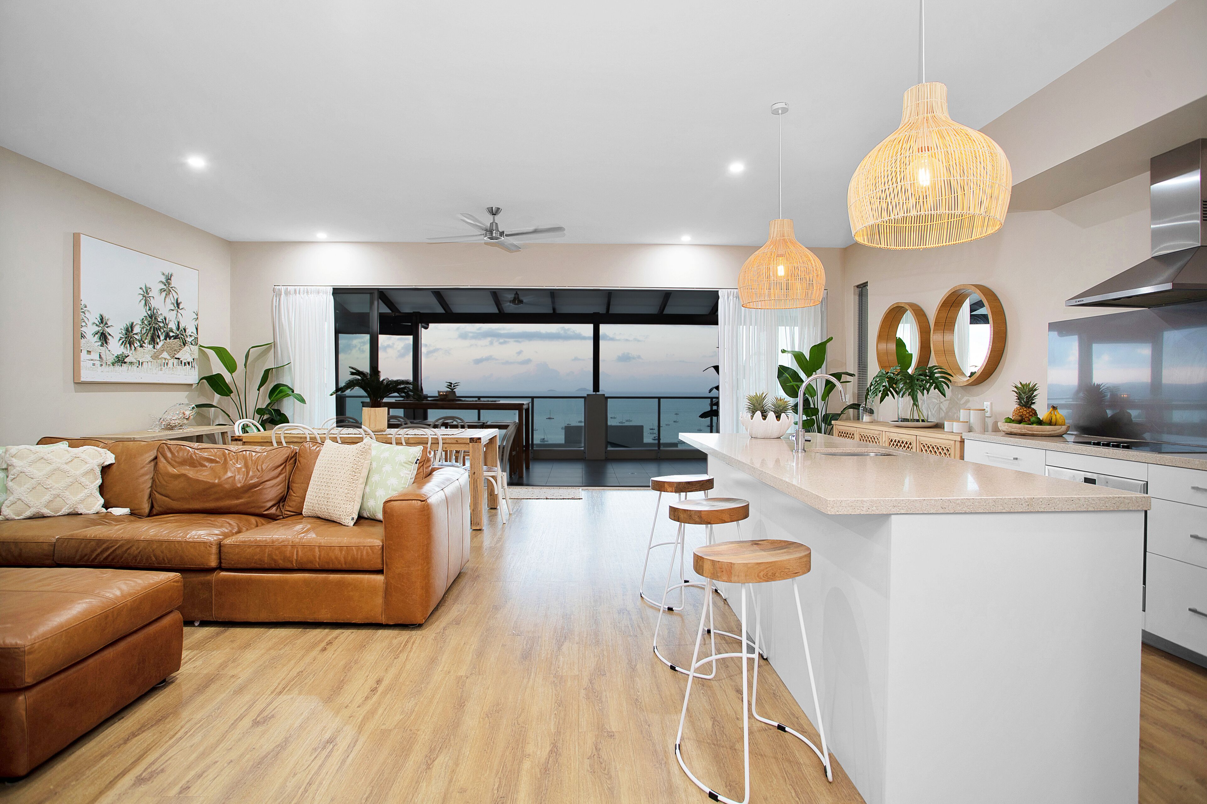 Modern 3 bedroom Apartment with Panoramic Ocean Views - Airlie Beach