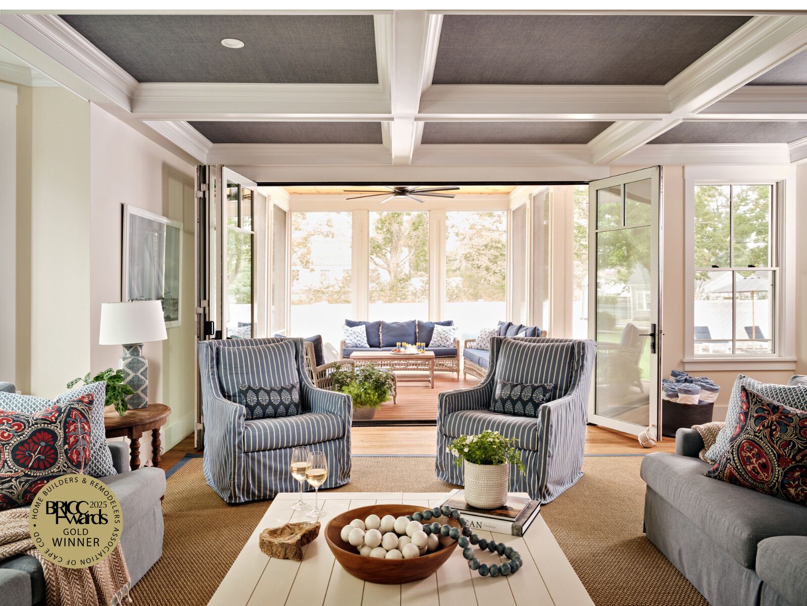 Smart TV, lareira, videogames, livros