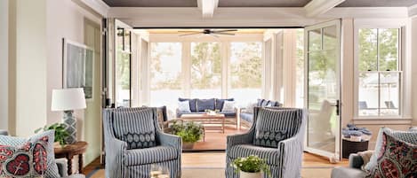 Smart-TV, Kamin, Videospiele, Bücher