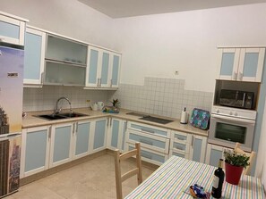 Frigorífico, microondas, horno y placa de cocina