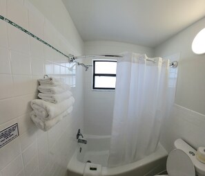 Sèche-cheveux, serviettes fournies