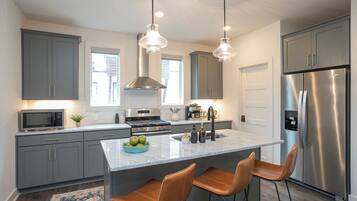 Jääkaappi, mikroaaltouuni, uuni, liesi