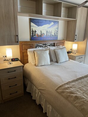 1 slaapkamer, een strijkplank/strijkijzer, gratis wifi, beddengoed