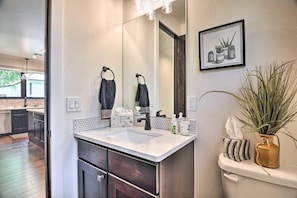 House, Multiple Beds (327 N. Loomis Ave*)