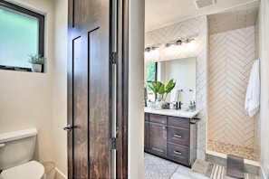 House, Multiple Beds (327 N. Loomis Ave*) | Bathroom