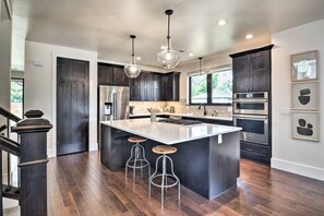 独立别墅, 多张床 (327 N. Loomis Ave*) | 私人厨房 | 冰箱