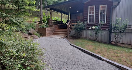 Welcome to Whipsaw a beautiful cottage ,just a 5 minute walk to see the lake!!