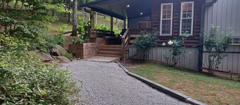 Welcome to Whipsaw a beautiful cottage ,just a 5 minute walk to see the lake!!