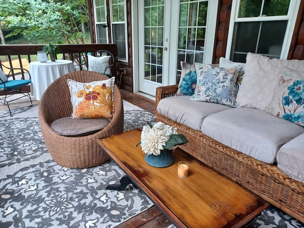 Terrace/patio - Welcome to Whipsaw a beautiful cottage ,just a 5 minute walk to see the lake!! (Mammoth cave)