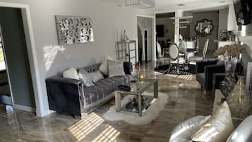 Smart TV, fireplace, DVD player, stereo