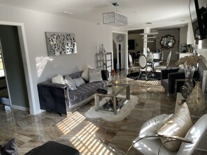 Smart TV, fireplace, DVD player, stereo - HEATED POOL ~ THE WHITE HOUSE ATLANTA - MEZZANINE LEVEL (Riverdale)