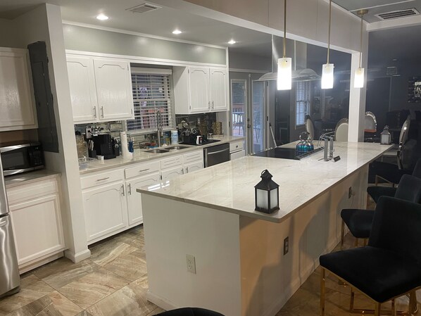 Fridge, microwave, oven, stovetop - HEATED POOL ~ THE WHITE HOUSE ATLANTA - MEZZANINE LEVEL (Riverdale)