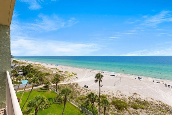 在海滩、沙滩椅、沙滩毛巾