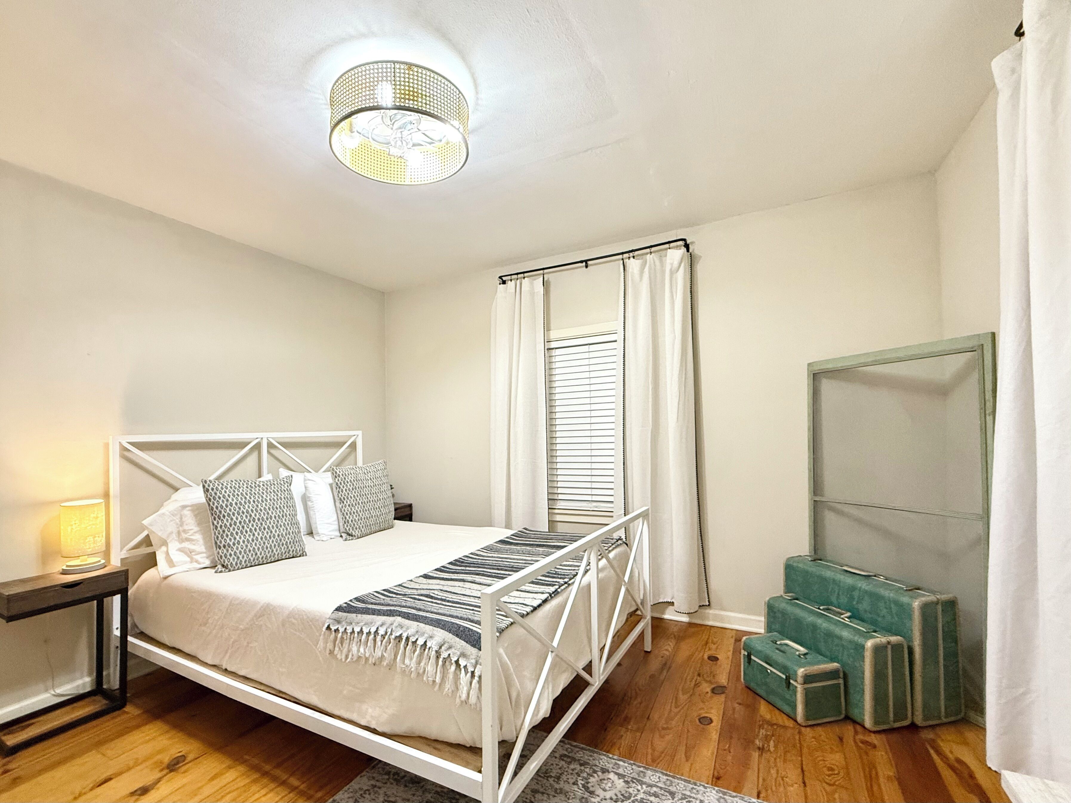 2 habitaciones, escritorio, tabla de planchar con plancha y wifi gratis 