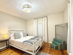 2 slaapkamers, een bureau, een strijkplank/strijkijzer, gratis wifi