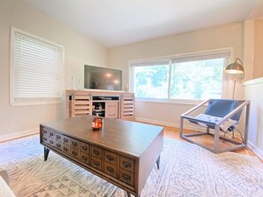 Smart TV - PRIVATE Cleveland St. Cottage~Walk Folsom Village (Folsom)