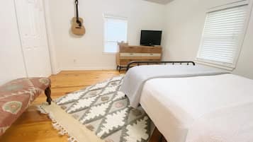 2 bedrooms, desk, iron/ironing board, free WiFi