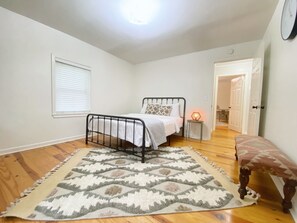 2 bedrooms, desk, iron/ironing board, free WiFi - PRIVATE Cleveland St. Cottage~Walk Folsom Village (Folsom)