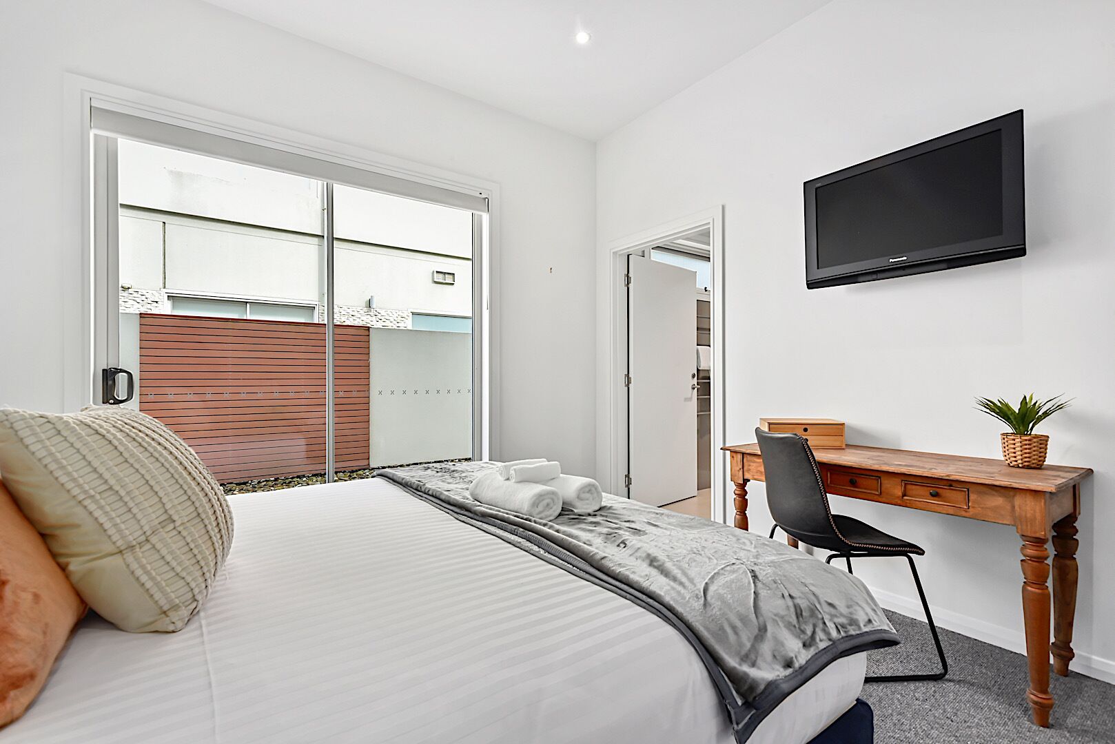 York  Cove Apartment — image 18