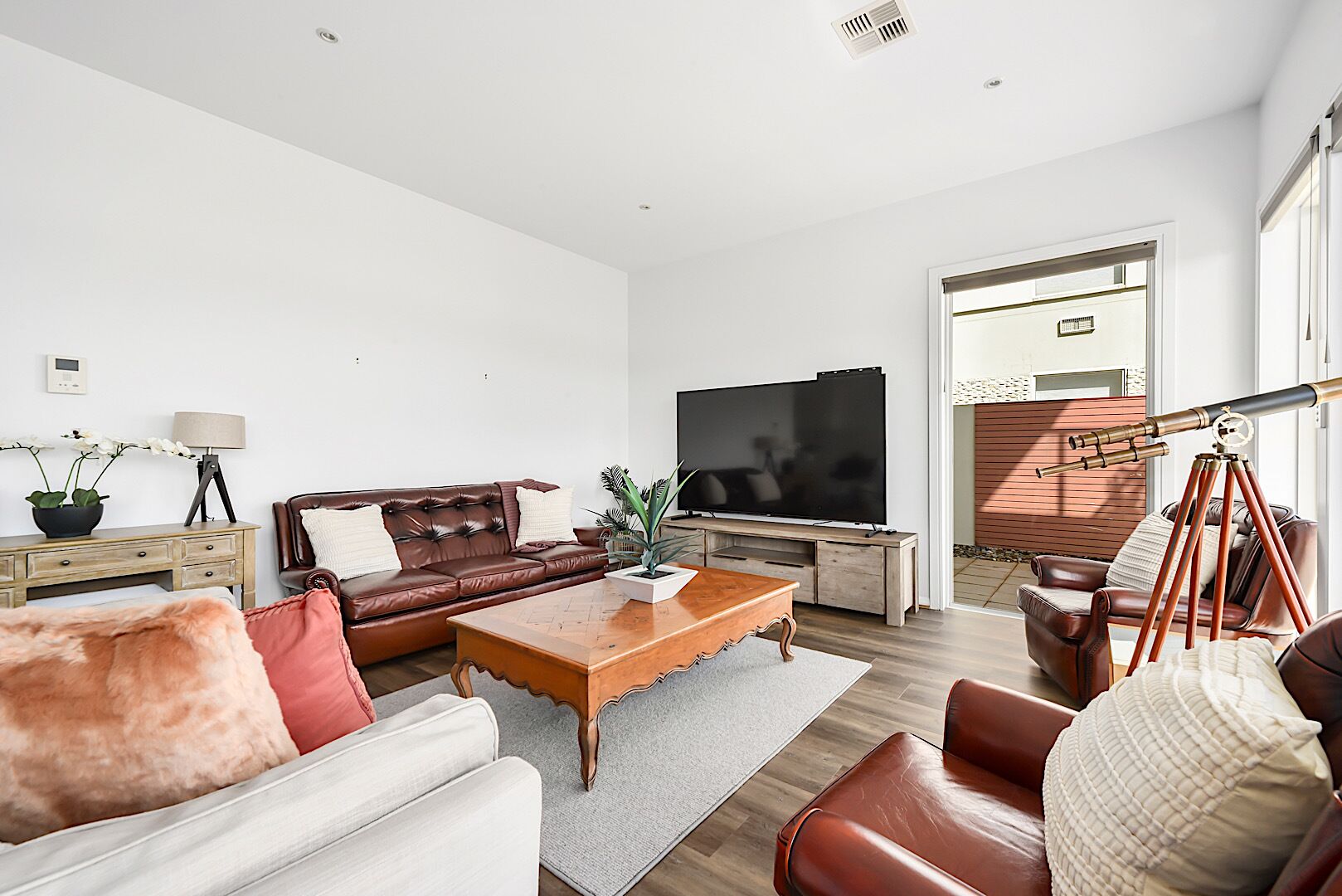 York  Cove Apartment — image 9