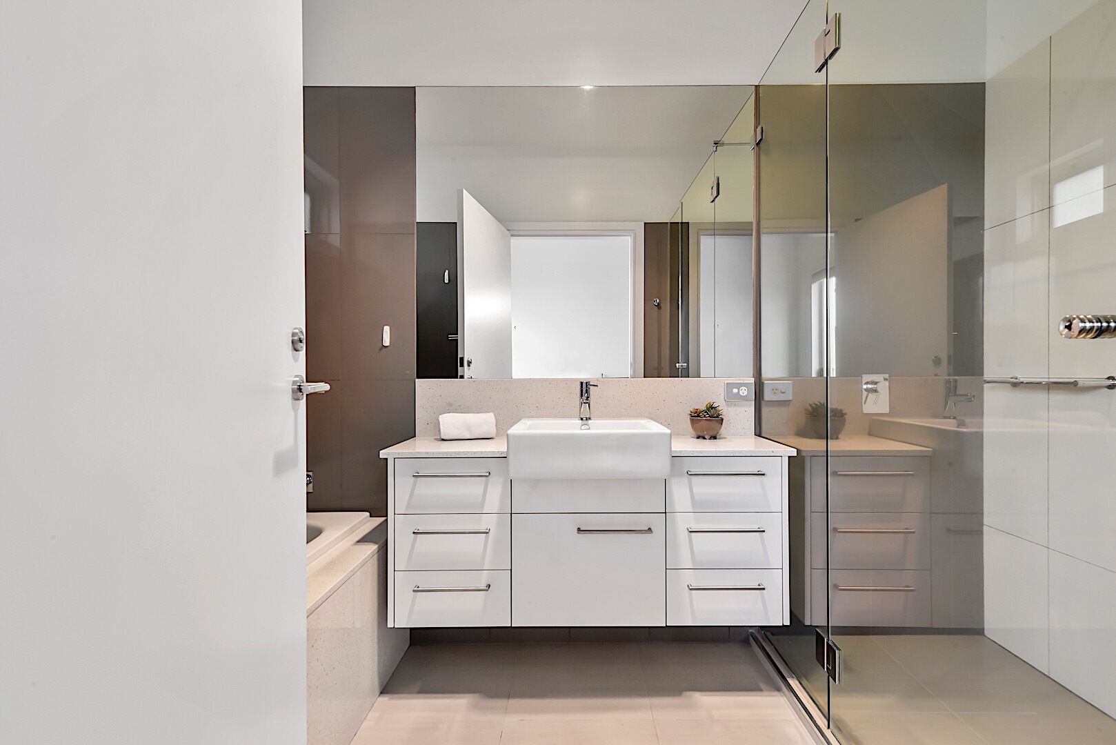 York  Cove Apartment — image 21