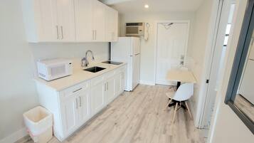 Refrigerador, microondas, placa de cocina, cafetera/tetera