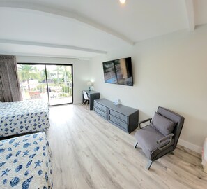 1 habitación, tabla de planchar con plancha y ropa de cama 