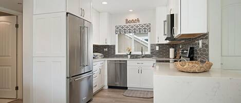 Køleskab, mikrobølgeovn, ovn, kogeplade