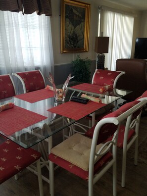 Dining - BAY INDIES RESORT COMMUNITY SEASONAL RENTAL (Venice)