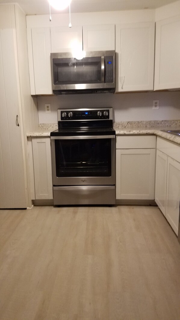 Refrigerador, microondas, horno y parrilla de estufa 