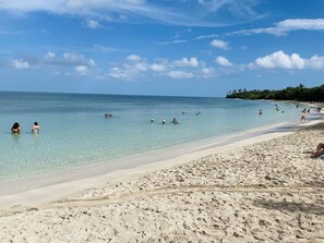 In Strandnähe, Liegestühle, Strandtücher