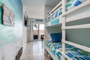 1 habitación, tabla de planchar con plancha y cuna de viaje