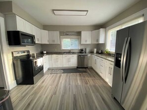 Fridge, microwave, oven, stovetop - Gorgeous Colonial Home Game-room in basement. (Eastpointe)