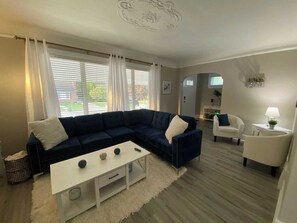 Smart TV, chimenea y oficina 